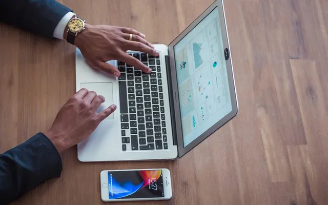 Laptop hands graphs